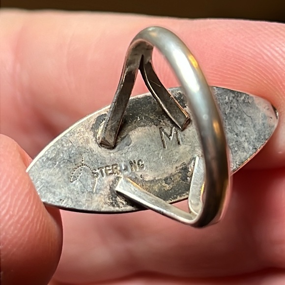 Vintage Native American signed sterling silver mother of pearl navette ring - Picture 5 of 7